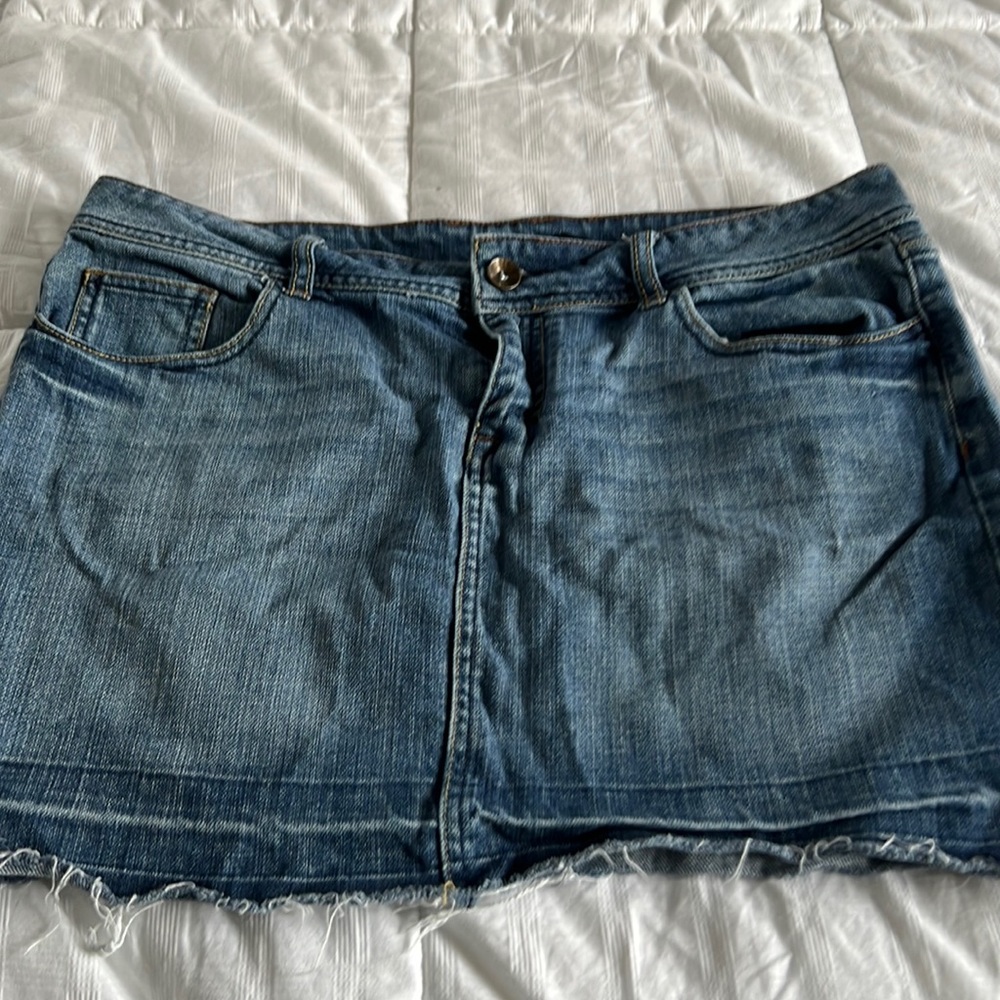 Jean skirt, Apt 9, size 14, medium wash, detail back pockets.